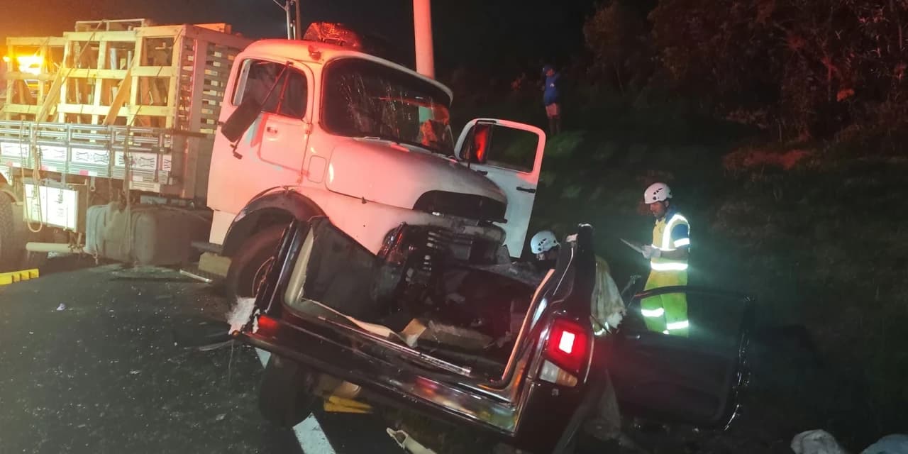 Homem morre em acidente na BR-277 em Porto Amazonas envolvendo carro funerário e caminhão