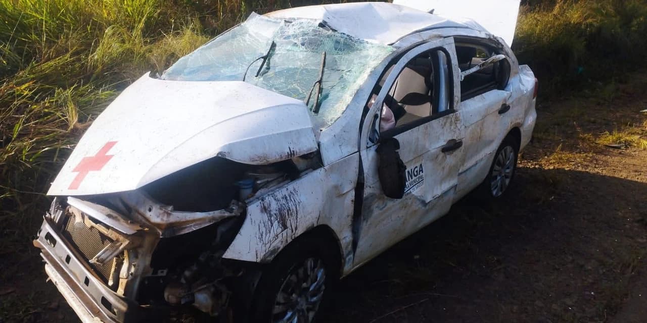 Carro da Saúde de Pitanga capota e deixa 4 feridos