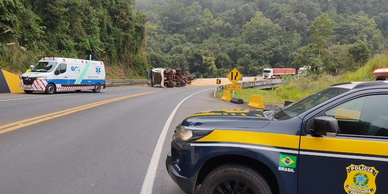 Caminhão carregado de soja tomba na BR-277 em Prudentópolis