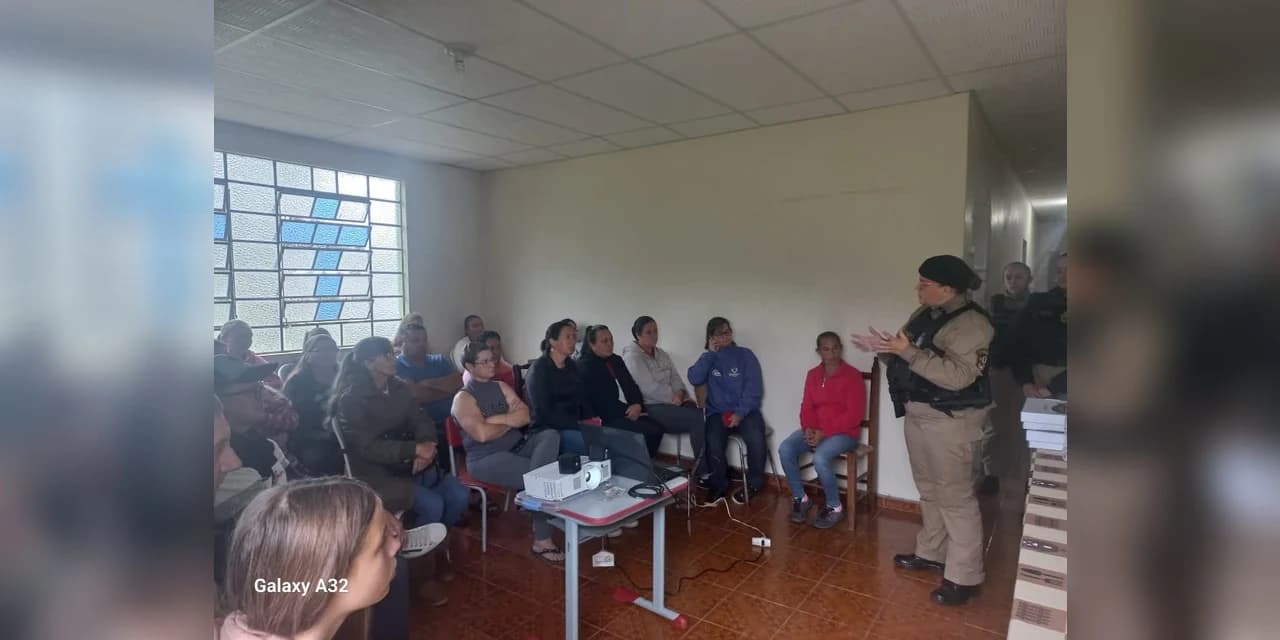 Polícia militar realiza palestra sobre a Lei Maria da Penha em Jaciaba interior de Prudentópolis