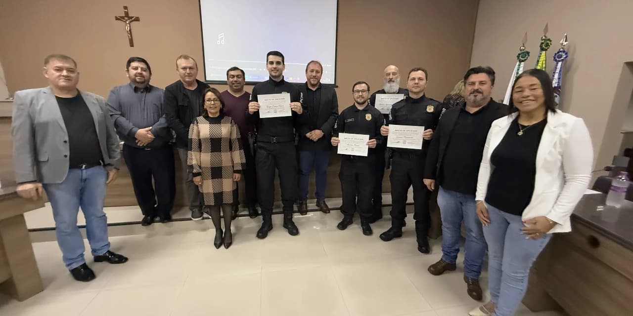Câmara de Rebouças entrega Moção de Aplausos à equipe da Polícia Civil por serviços prestados à segurança pública.