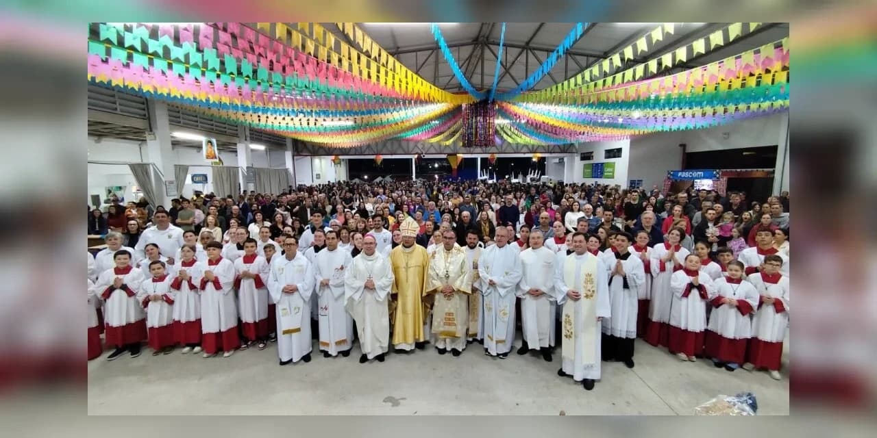 Dom Wagner celebra 25 anos de ordenação episcopal em noite festiva na Paróquia São João Batista, em Prudentópolis