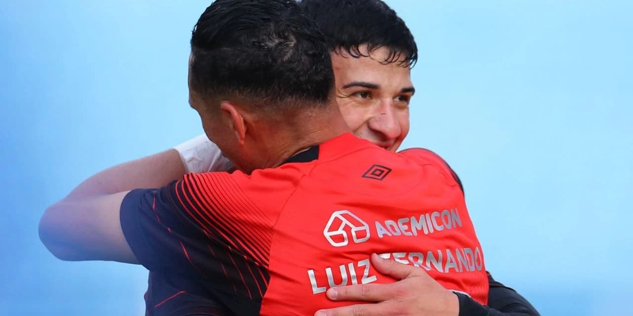 Com golaço de antes do meio de campo, Athletico vence Avaí na Ressacada