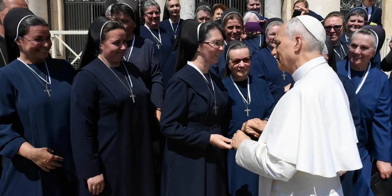 Irmãs Servas de Maria Imaculada visitam o papa Leão 14