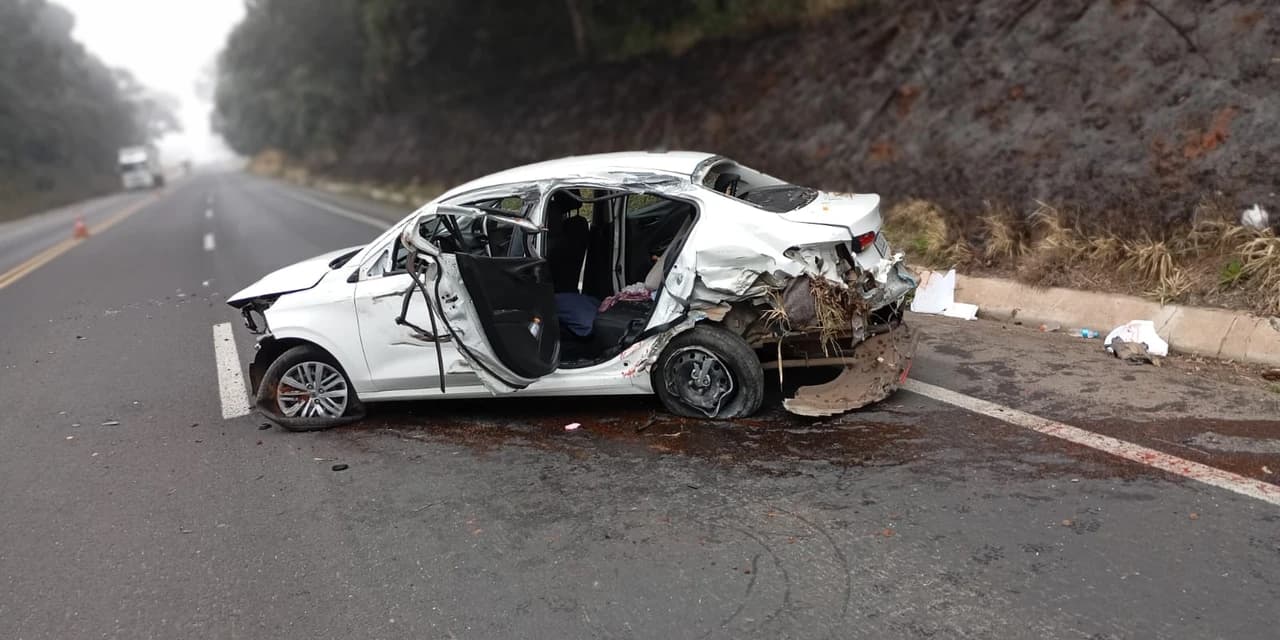 Cinco pessoas ficam feridas em acidente entre carro e caminhão em São Mateus do Sul
