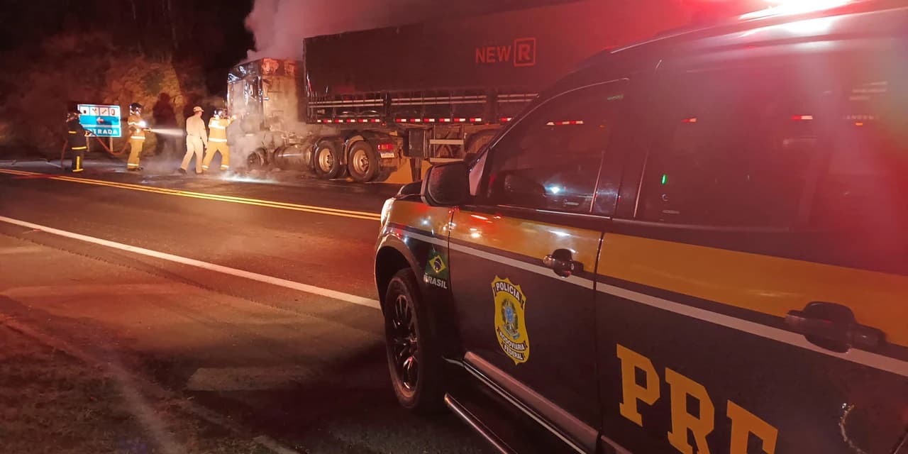 Bombeiros combatem incêndio em caminhão na BR-277 em Prudentópolis