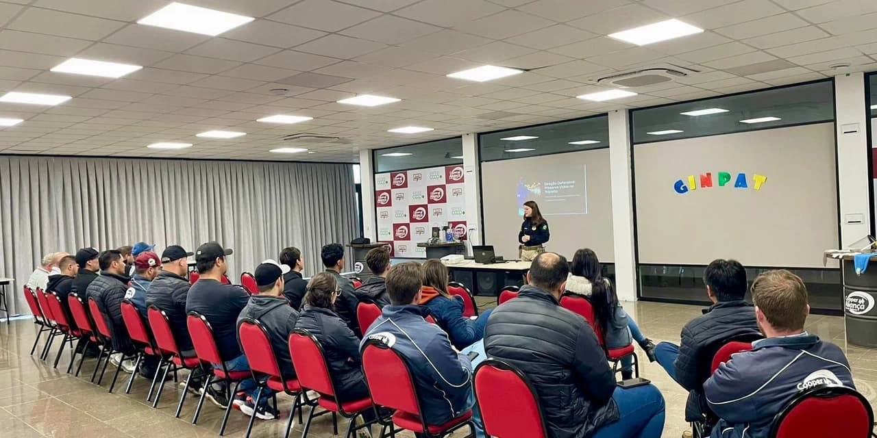 PRF realiza palestra de educação para o trânsito para caminhoneiros em Guarapuava