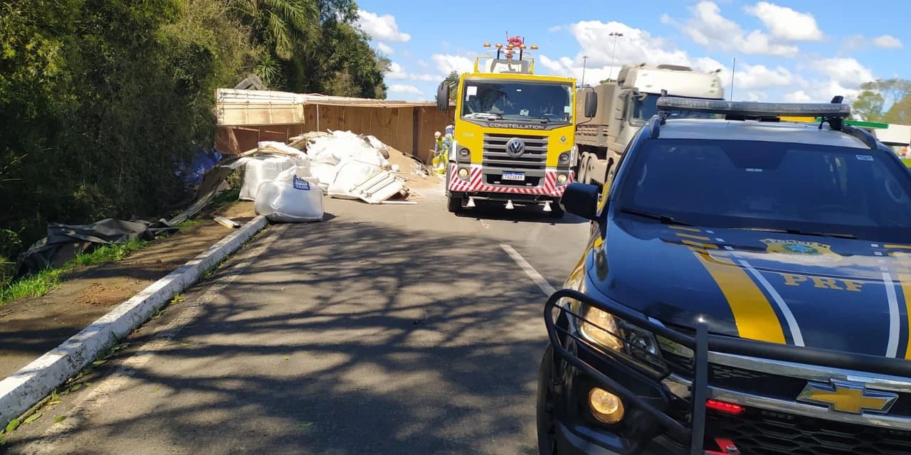 PRF atende acidente entre dois caminhões na BR-277, em Prudentópolis
