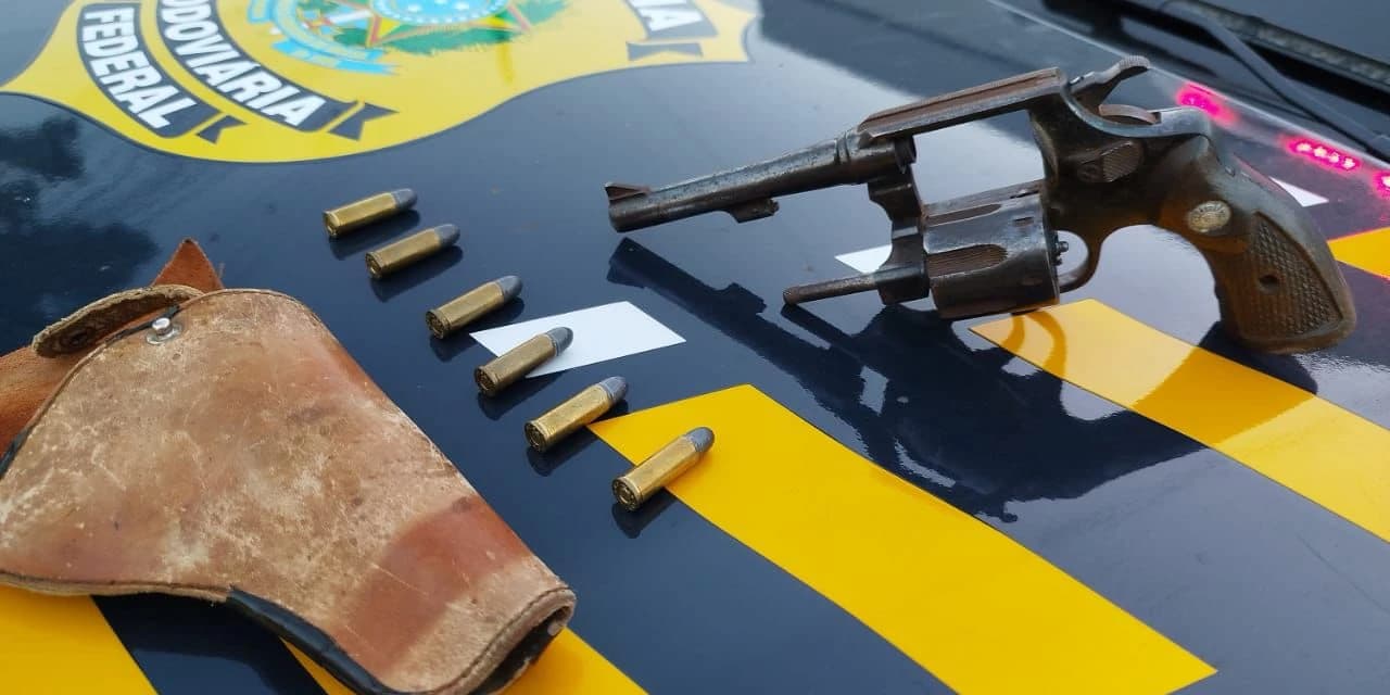 PRF apreende arma de fogo durante fiscalização na BR-153, em Rebouças