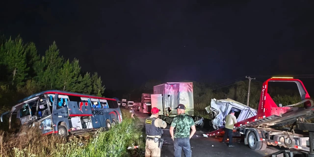 Colisão entre caminhão e ônibus deixa dois mortos e 36 feridos na PR-151 em São Mateus do Sul
