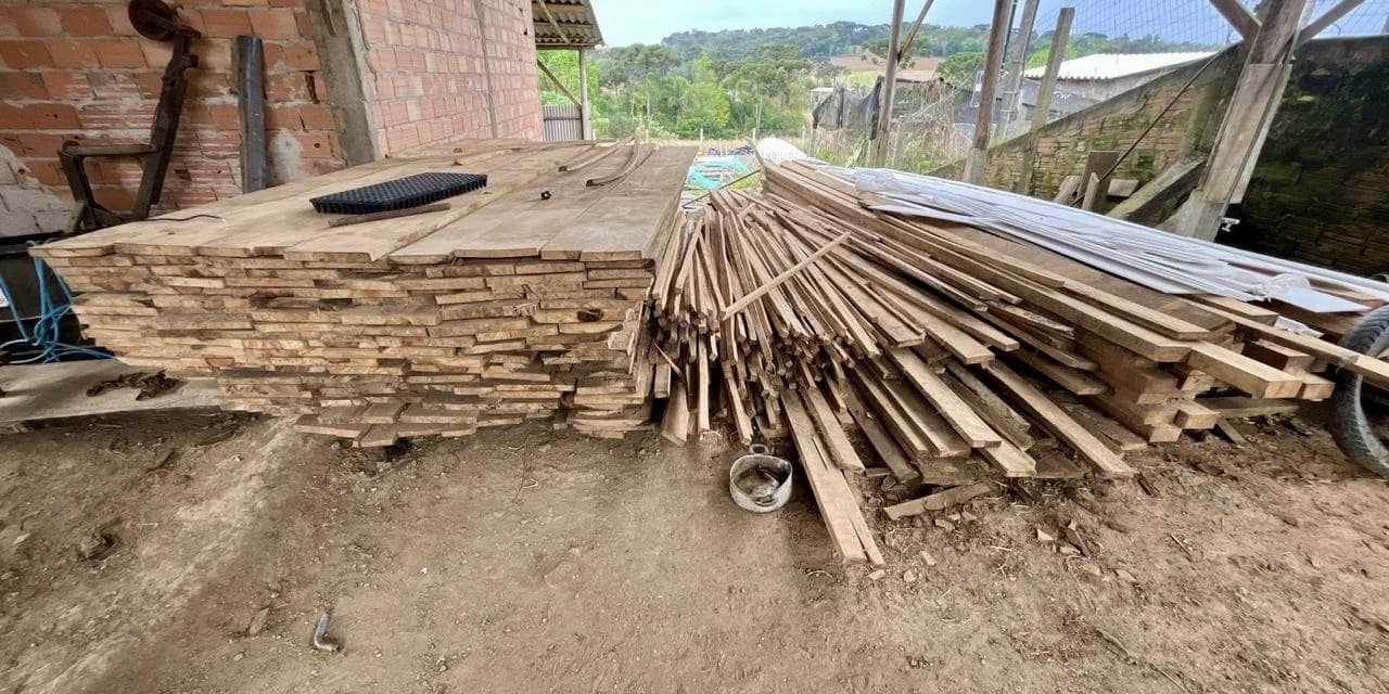 Polícia ambiental apreende madeira ilegal em Pinhão e Rebouças