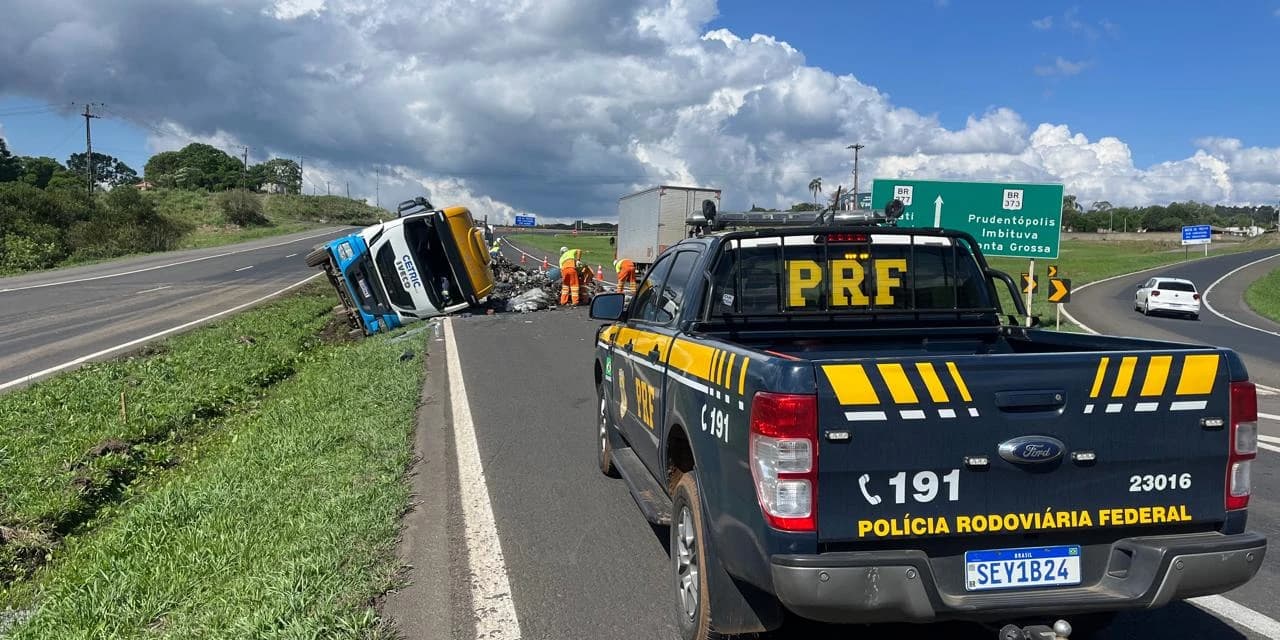 PRF atende tombamento de caminhão na BR-277 em Prudentópolis
