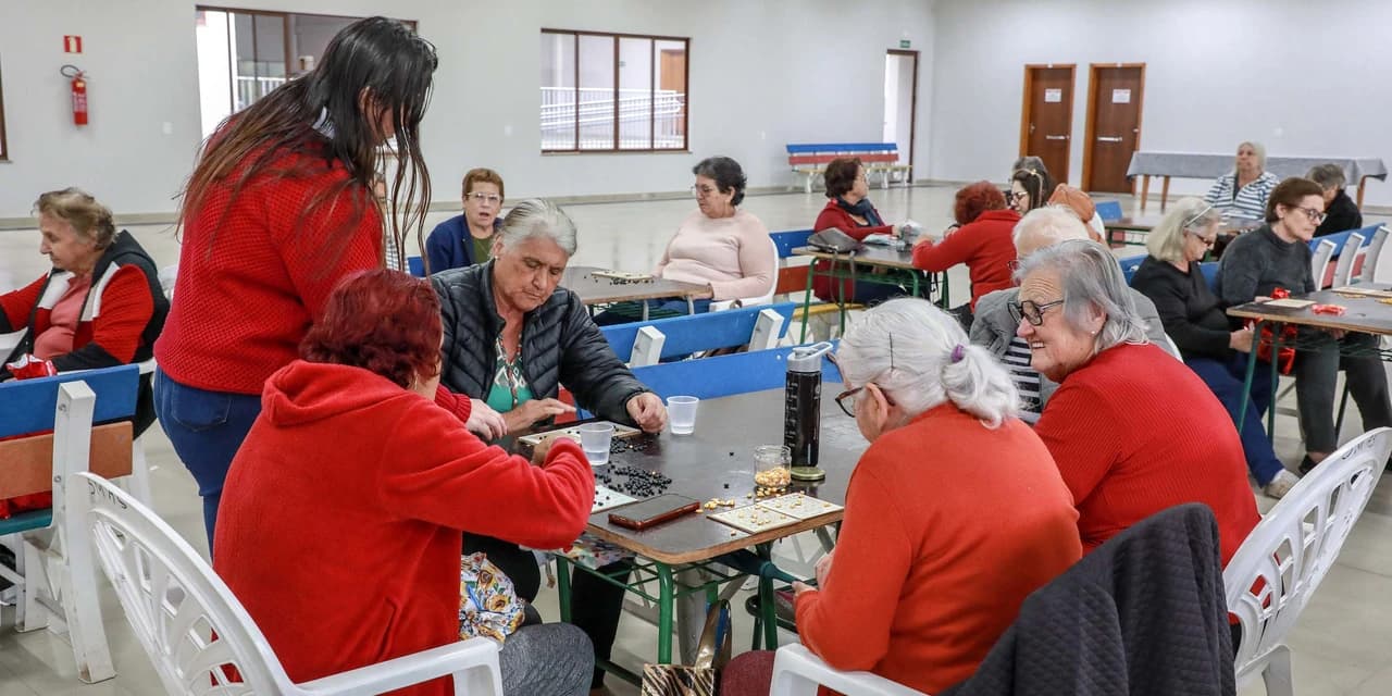 Ratinho Junior assina decreto que institui bolsa para cuidadores de pessoas idosas