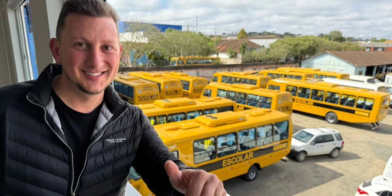 Em Rio Azul prefeito Leandro Jasinski comemora a aquisição de 12 novos ônibus escolares