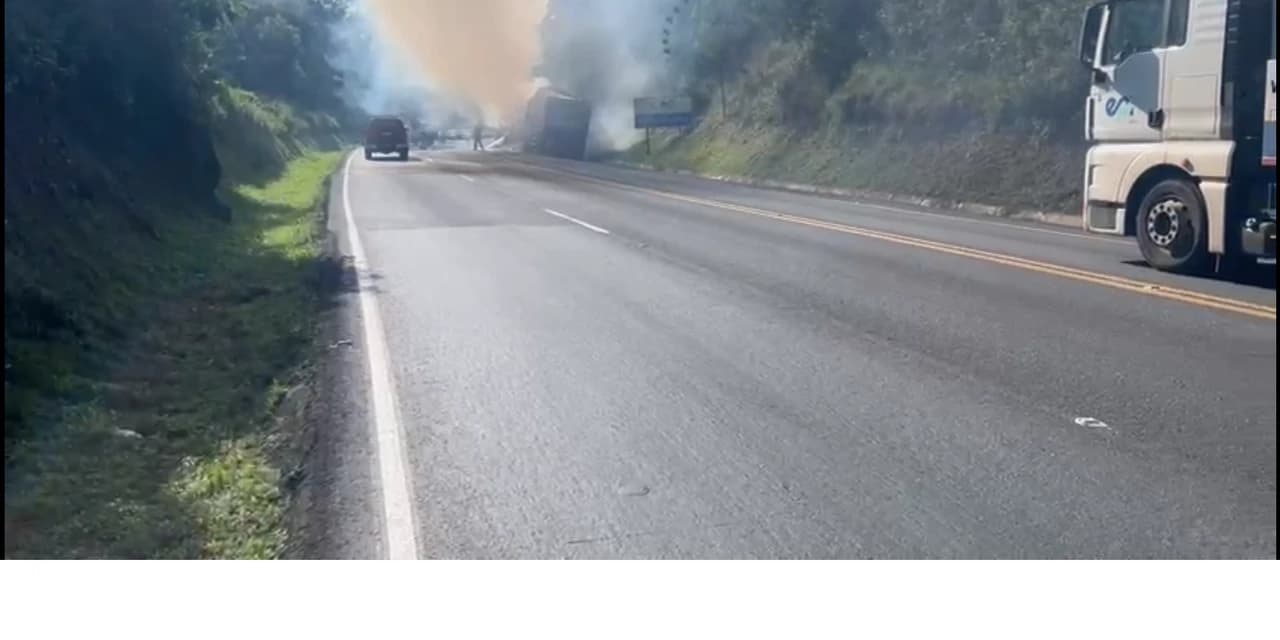 Caminhão carregado de trigo pega fogo na BR-277 em Prudentópolis