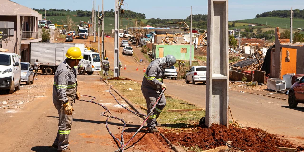 Copel troca 345 postes e retoma 100% da rede elétrica na área urbana de Rio Bonito do Iguaçu