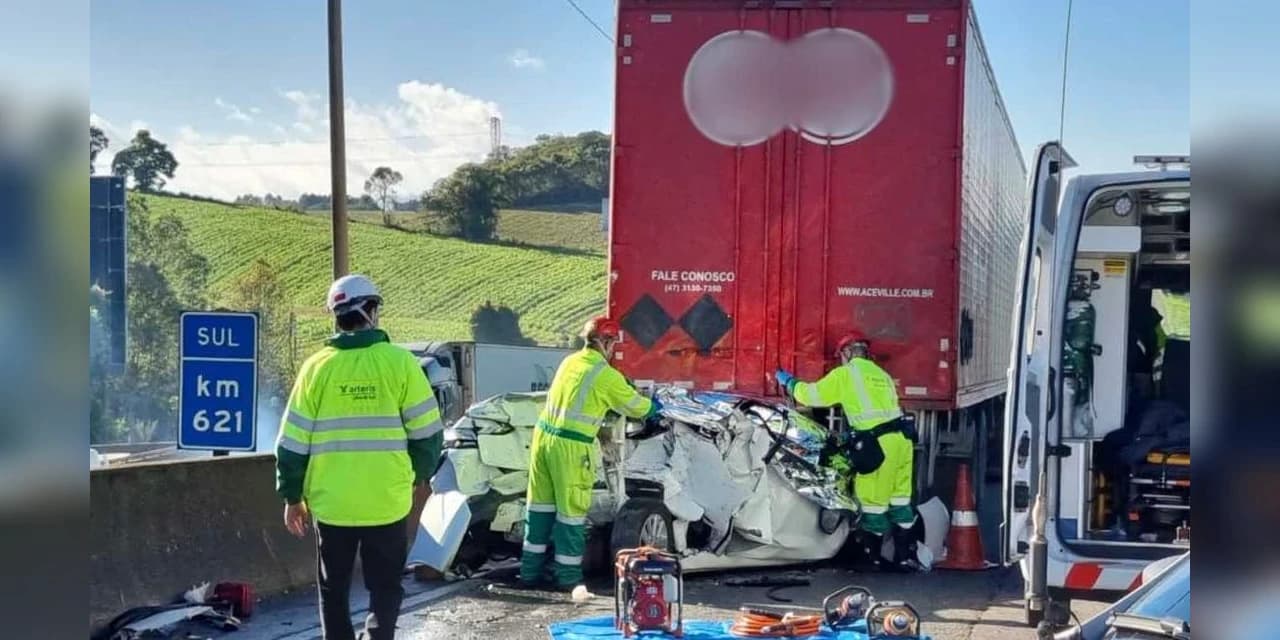 Três pessoas morrem após carro ser esmagado por caminhões na BR-376, em São José dos Pinhais
