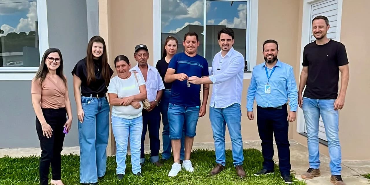 Com recursos estaduais, 16 famílias de Irati conquistam a casa própria