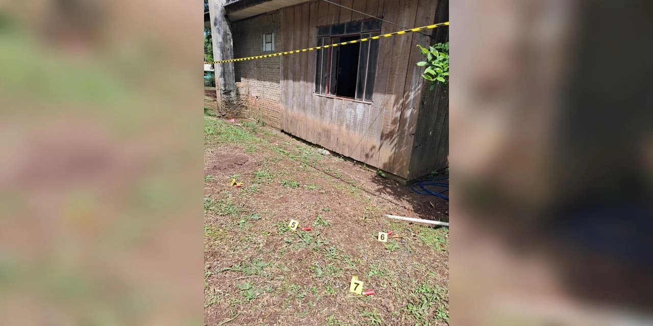Homem invade casa da família da companheira e atira contra adultos e crianças; mulher foge e bebê de 9 meses morre