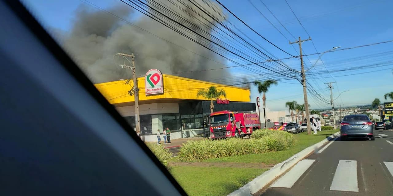 Incêndio atinge supermercado Dalcenter, em Guarapuava
