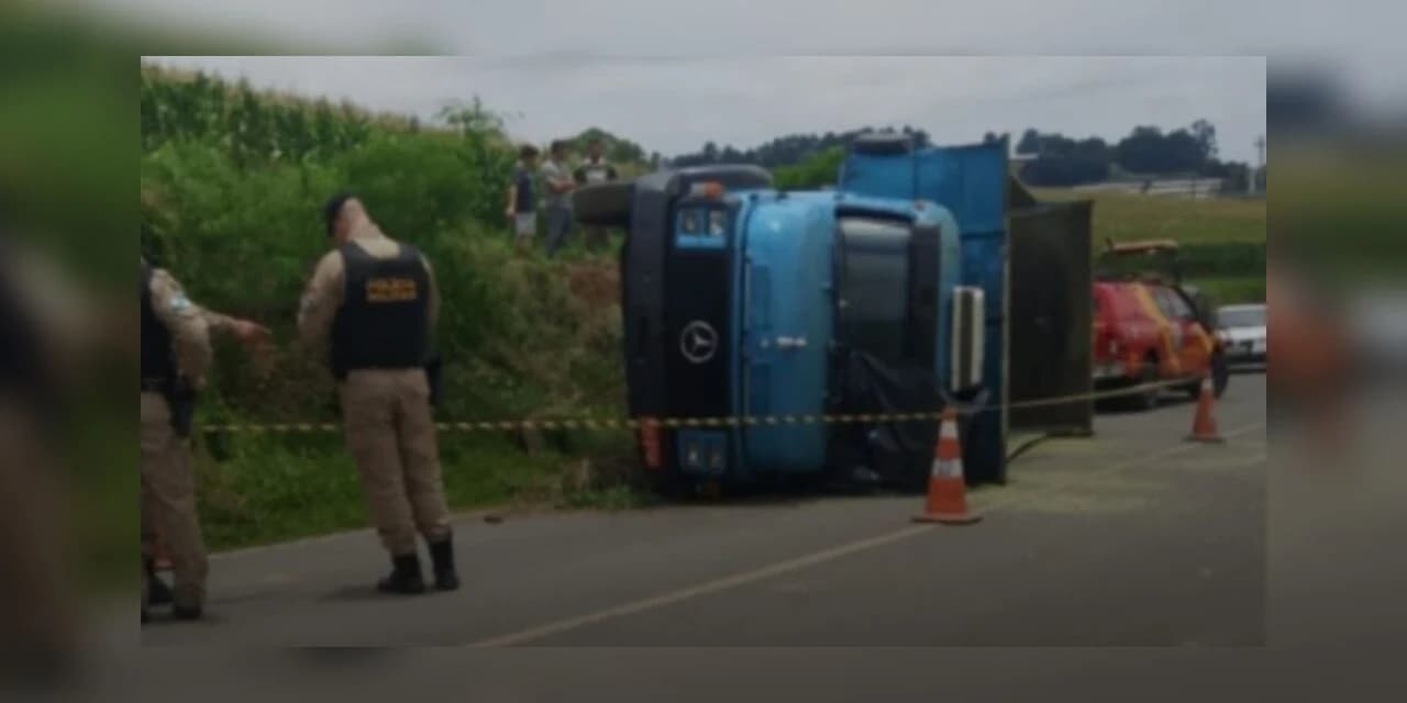 Motorista morre após caminhão tombar em estrada rural de Irati