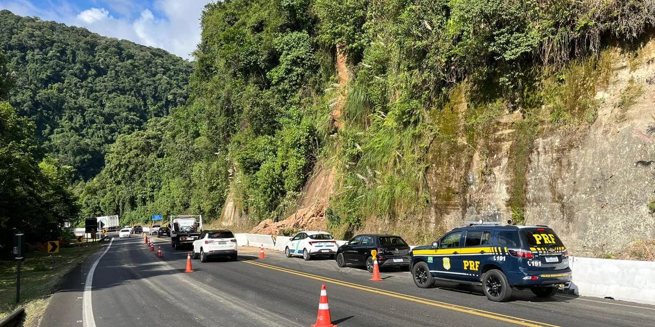 PRF registra desmoronamento de pedras na BR-277, Serra da Esperança em Guarapuava.