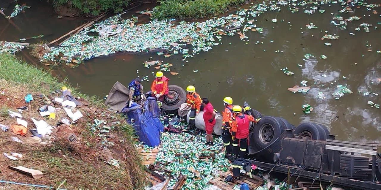 Caminhão de cerveja tomba em rio, motorista morre e 15 pessoas são presas por saquear a carga