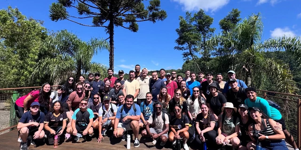 Grupo de jovens missionários visitam os pontos turísticos de Prudentópolis