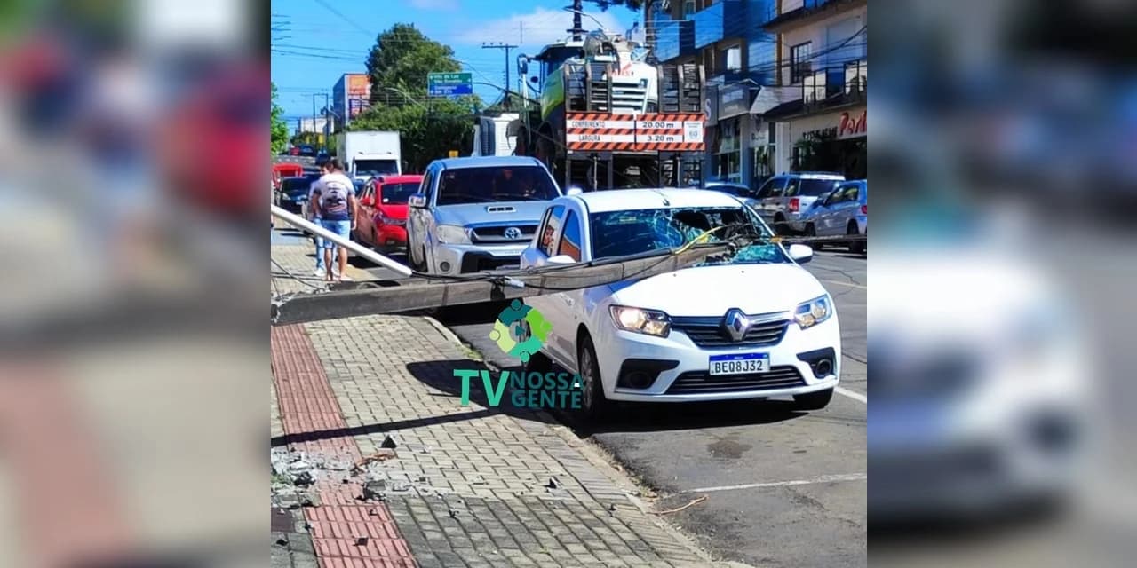 Caminhão enrosca em fios e derruba poste sobre veículo no centro de Prudentópolis
