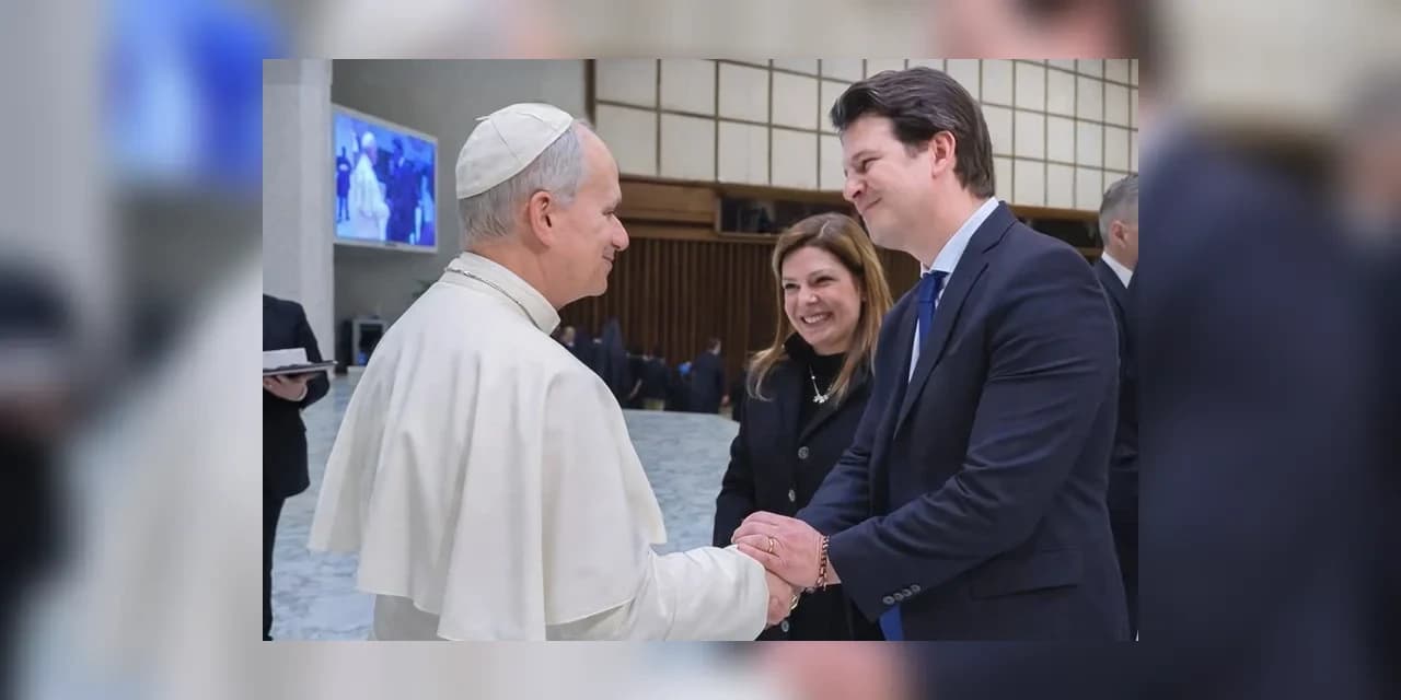 Prefeito Eduardo Pimentel encontra Papa Leão XIV em audiência no Vaticano: ‘Convidei para conhecer Curitiba