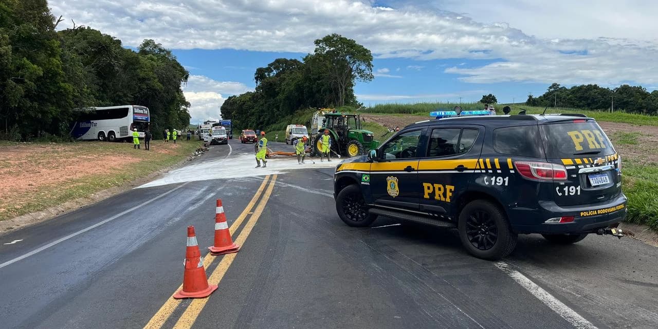 Colisão entre ônibus e trator deixa dois feridos na BR-277 em Prudentópolis