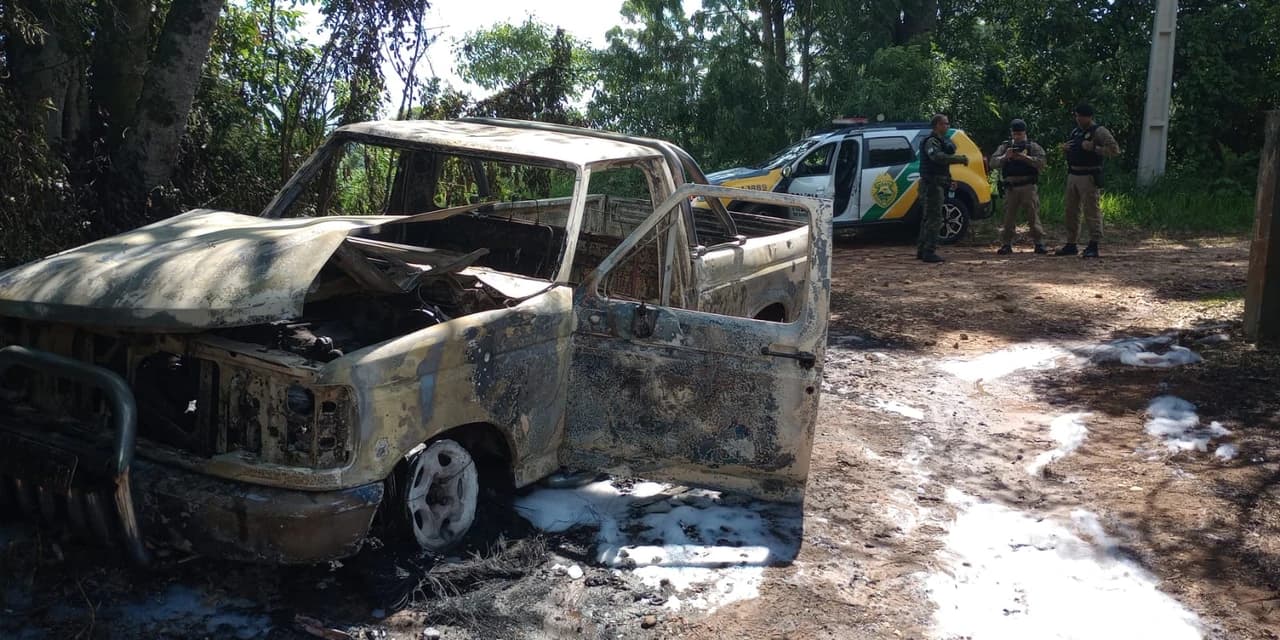 Em Ponta Grossa Polícia Ambiental é acionada por populares para prestar apoio a uma ocorrência de incêndio em veículo