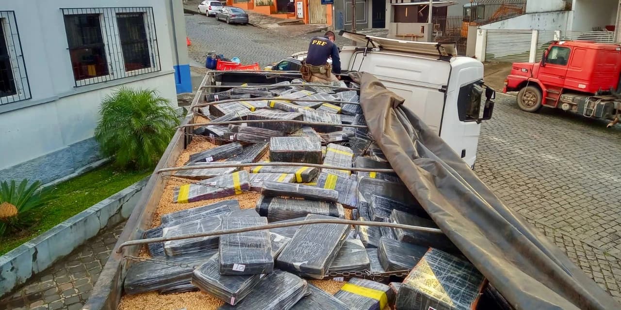 PRF apreende mais de 1,6 tonelada de maconha escondida em carga de soja na BR-277, em Irati