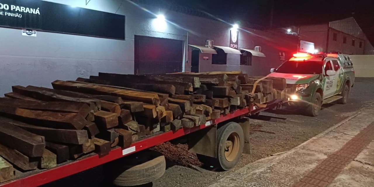 Em Pinhão polícia ambiental apreende caminhão pelo transporte irregular de madeira