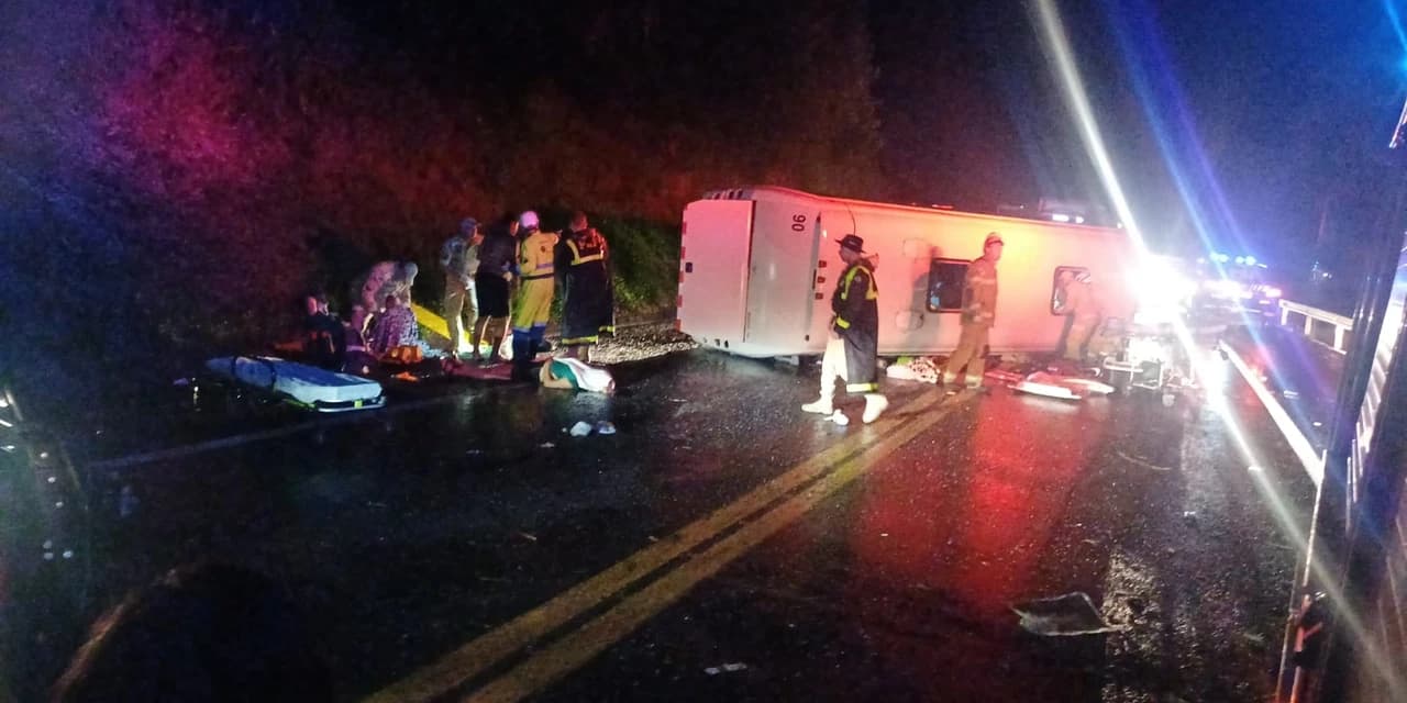 Ônibus de turismo com destino ao Paraguai tomba na BR-277, deixa um morto e 21 feridos, em Irati