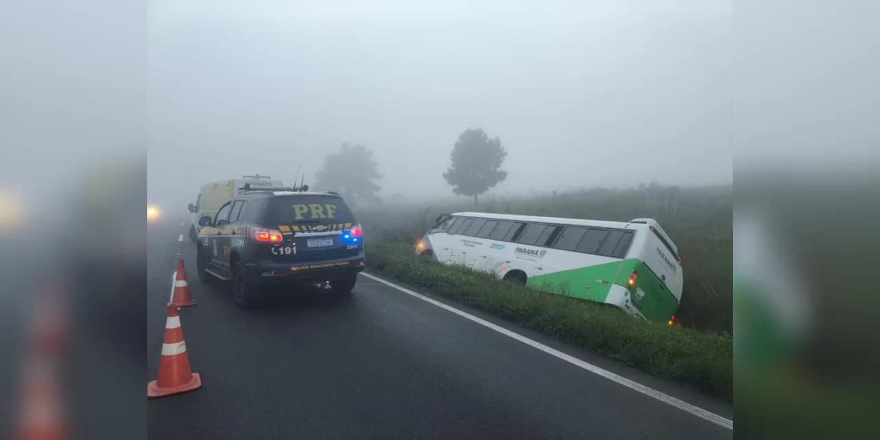 Ônibus da Secretaria da Saúde de Prudentópolis saiu da pista e tombou na BR-277 em Balsa Nova
