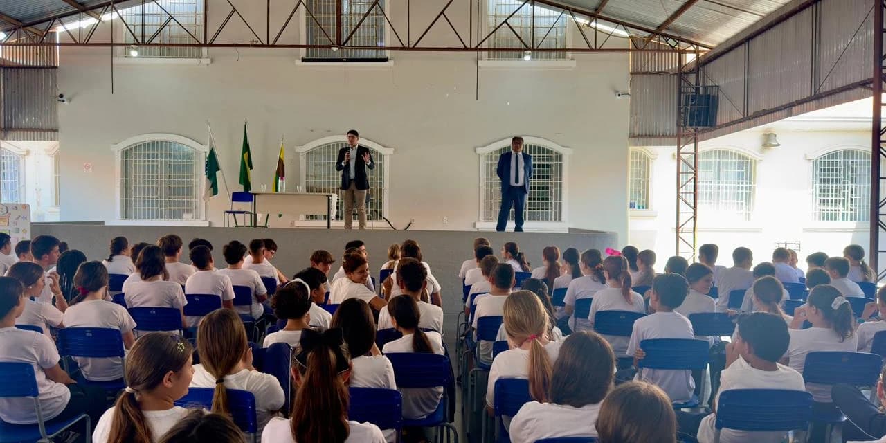 Juiz Dr. Roney Bruno dos Santos Reis ministra palestra para os alunos do colégio Barão de Capanema