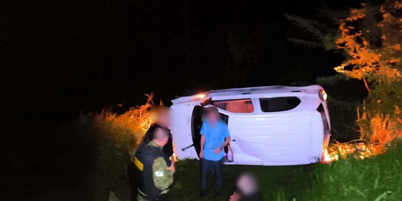 Polícia Militar Ambiental resgata casal de idosos após capotamento na PR-160
