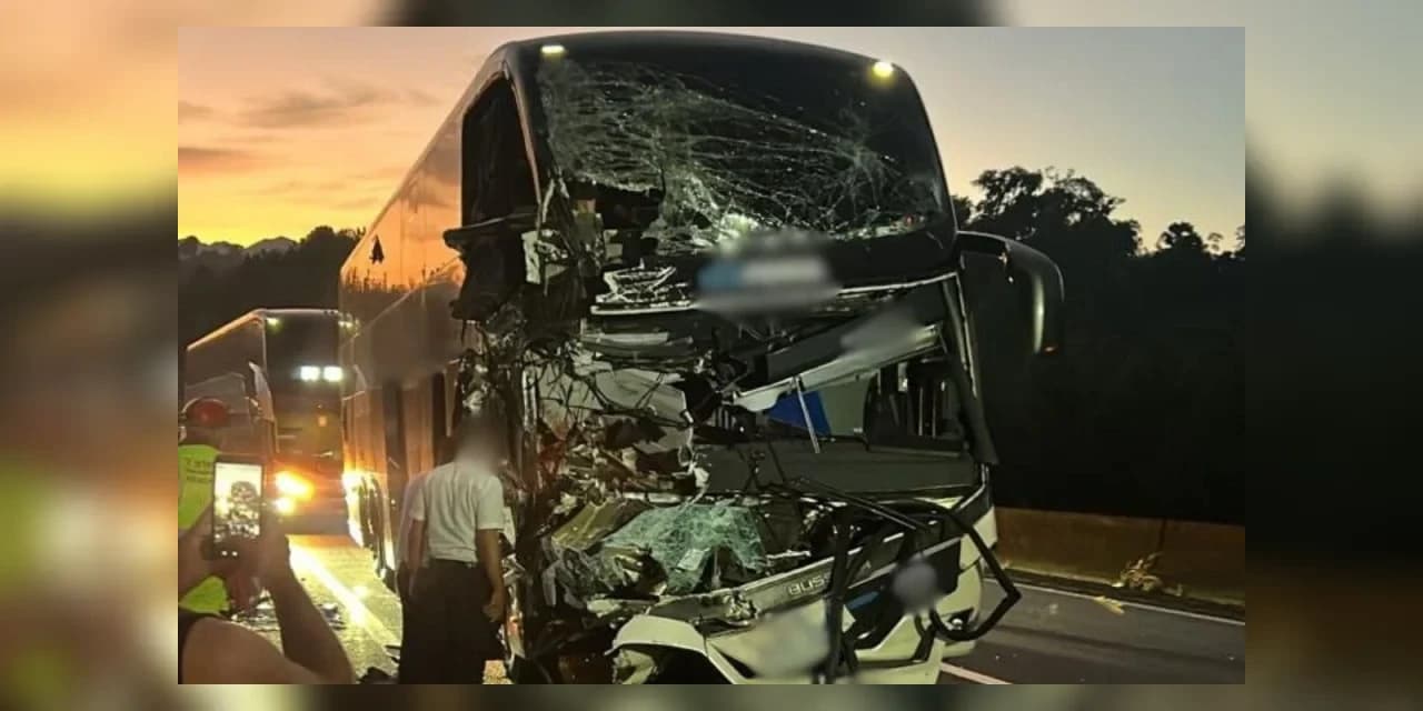 Acidente entre ônibus de viagem e carreta deixa uma pessoa morta e sete feridos na BR-116