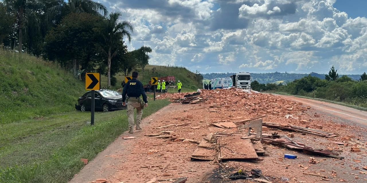 Derramamento de carga de tijolos provoca acidente com três veículos na BR-277 em Guarapuava
