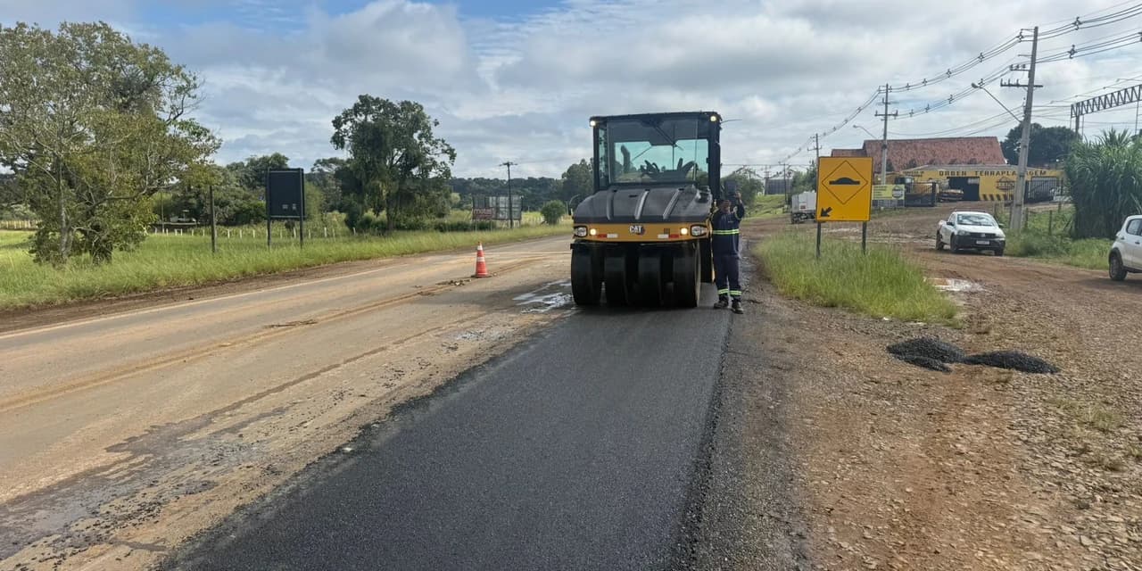 DER/PR recupera acostamentos da PR-170 no perímetro urbano de Pinhão
