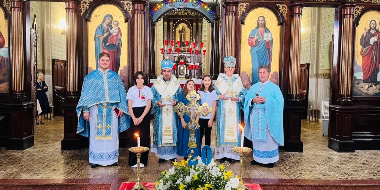 Padre Dionísio Horbus parabeniza os bispos Dom Dionisio Lachovicz e Dom Meron Mazur pelos 20 anos de Ordenação Episcopal
