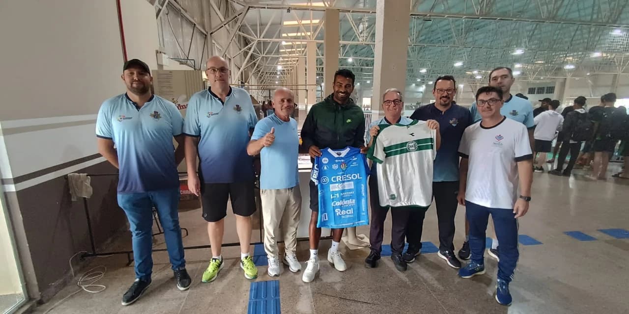 Zagueiro Thiago Santos, do Coritiba, prestigia os Jogos Escolares em Prudentópolis