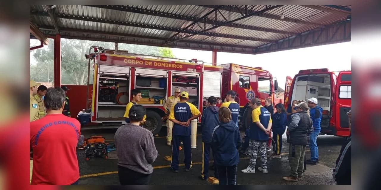 Alunos da APAE de Prudentópolis visitam o Corpo de Bombeiros