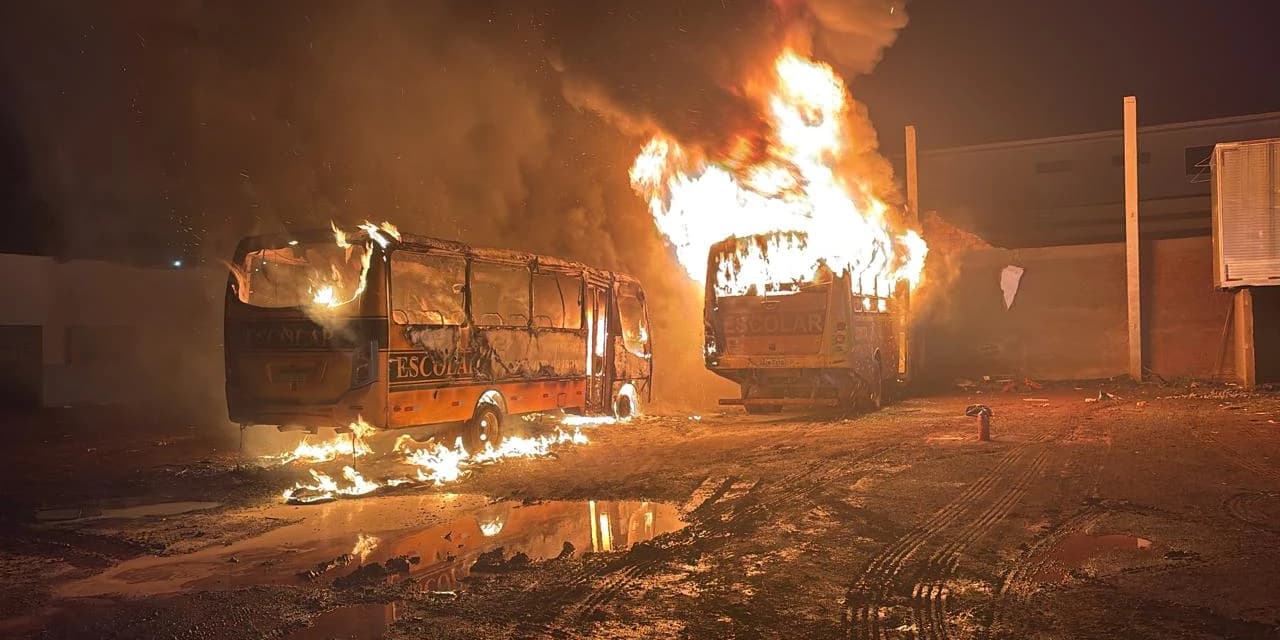 Incêndio destrói dois ônibus escolares no pátio de máquinas da Prefeitura de Rio Bonito do Iguaçu