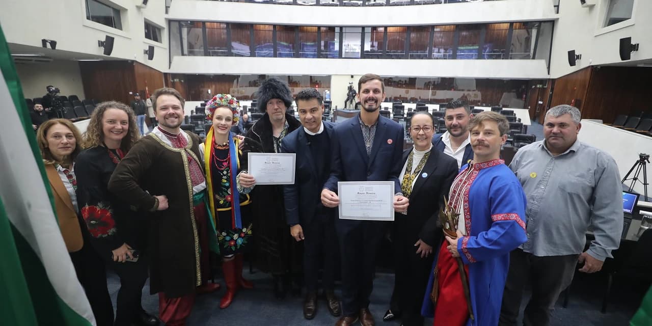 Assembleia Legislativa do Paraná condecora grupos culturais ucranianos de Prudentópolis