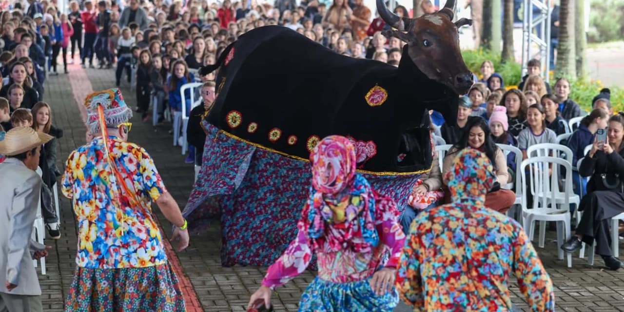 Encontro de Tradições inicia em Prudentópolis com bom público, muita música, dança e artesanato