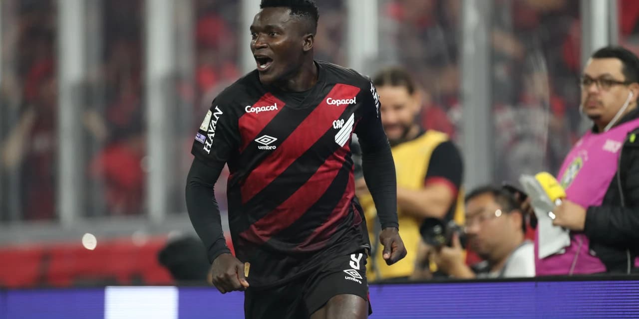 Viveros decide de novo e Athletico finca o pé no G4 do Brasileirão