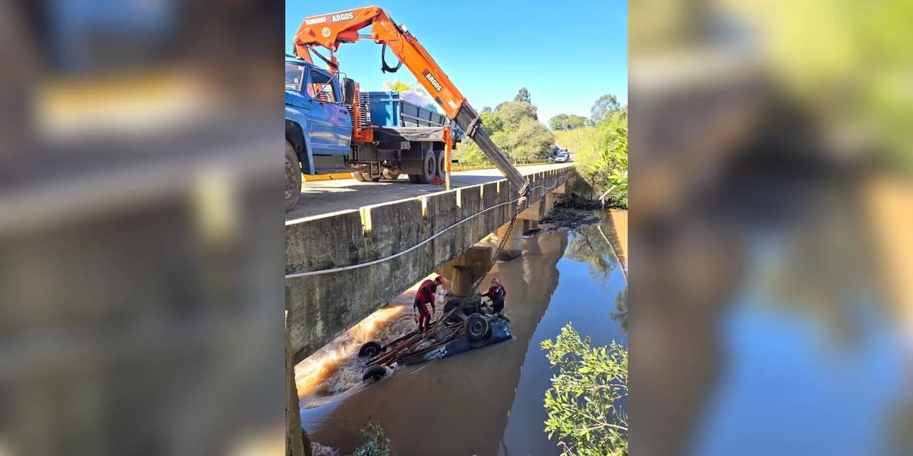 Homem morre após veículo cair de ponte e afundar no rio São João em Prudentópolis