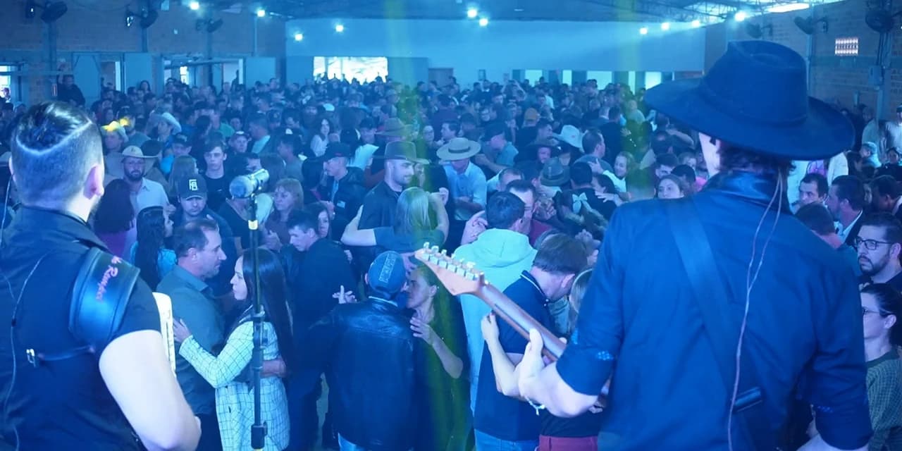 Show com o cantor Paulinho Mocelin reuniu milhares de pessoas na festa em Guamirim- Guamiranga. VÍDEO!